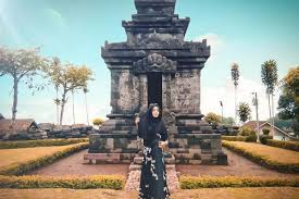 It also offers a wealth of lesser monuments for those who like getting away from the crowds. Candi Pringapus Harga Tiket Masuk Spot Foto Terbaru 2021