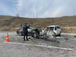 İki araç kafa kafaya çarpıştı! İmranlı Belediye Başkanı'nın da aralarında  olduğu 4 kişi yaralandı - 15Haber