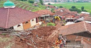Sebuah musibah tanah longsor terjadi di kampung anjung, desa pasanggrahan baru, kecamatan sumedang. Vg35kyflecc Fm