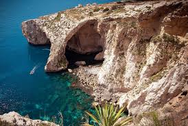 Malta é tanto o nome desse pequenino país europeu, (capital valeta) como o nome da maior das ilhas que formam o arquipélago no mar mediterrâneo, entre a sicília (90 km) e a tunísia (290 km). Grota Azul Fora De Temporada Malta 2021