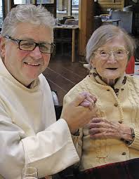 <b>Pater Roman</b> Brud gratuliert Luise Steinhart zum 100. Geburtag. - 66647063