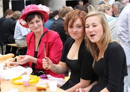 v. r. n. l. Lisa Mader und Miriam Wenninger beim Picknick mit ... - 1652714_web