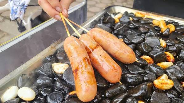 Lạp xưởng nướng đá có gì 'hot' mà khiến giới trẻ săn lùng?