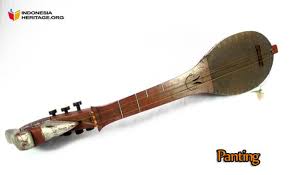 Yang menjadi alat musik ini lebih unik yaitu pada bahan untuk bagian badannya terbuat dari kulit ular sanca dan pada leher seperti alat musik gitar. 35 Alat Musik Tradisional Indonesia Cara Memainkannya Lengkap