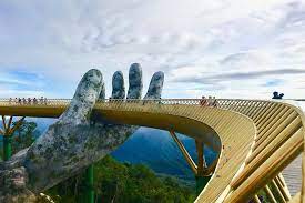 The curved golden bridge at the ba na hill mountain resorts da nang appears to be held up by two stone hands, which are in fact constructed from the bridge was patterned as precious gold bullion which was dragged out and being treasured by a giant pair of hands between heaven and earth. Sonnenuntergang In Ba Na Hills Und Golden Bridge Danang Sommerrabatt 2021
