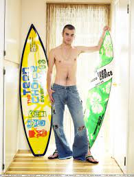 David Gallagher desnudo nos muestra su pasion por las tablas de surf | mas  que hombres desnudos
