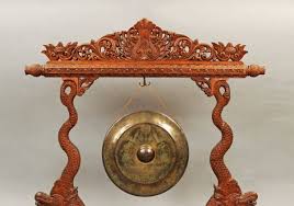 Berikut ini adalah daftar 12 contoh alat musik dari dalam gamelan, istilah gong secara khusus menunjuk pada alat musik pukul berukuran besar atau sedang yang digantung dalam posisi vertikal. Alat Musik Gamelan Sejarah Asal Daerah Cara Mainnya Lengkap