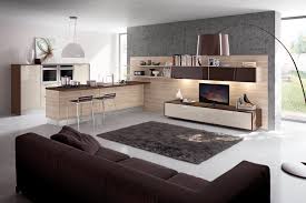Un divano lineare da due, tre o quattro sedute si presta ad aderire alla parete del soggiorno accompagnato magari ai lati da una. Home