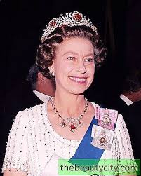 Erzsébet királynő gyakran él ezzel az eszközzel, táskájával titkos jeleket küld az embereinek. Ii Erzsebet Kiralyno Legszebb Ekszerei Es Tiarasai