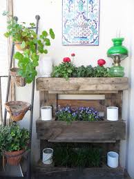 25 simple ways to build a pallet planter