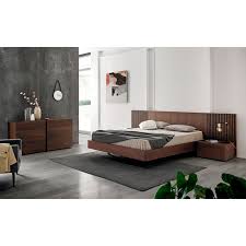 Una cama moderna pero con un tono antiguo equilibrado, la madera poco tratada que le da un aire natural y rústico sumando además. Ambiente Dormitorio Moderno Mies