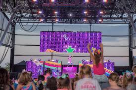 Shes ready to perform and wants to rock the show out with her friends. Jojo Siwa Puts Some Glitter On It