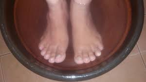 Air garam bersifat ionik dan akan mengeluarkan racun dengan cara memaksa racun keluar melalui kaki. Sumber Ilham Kebaikan Rendam Kaki Dalam Air Garam
