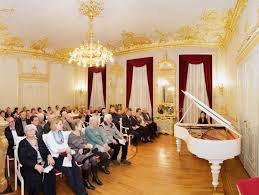 Im vergoldeten spiegelsaal der neoklassizistischen villa können bis zu 50 gäste die schönsten momente glücklicher paare miterleben. Konzerthauser Agra Park