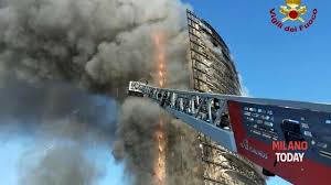 Le immagini dei vigili del fuoco milano, brucia il palazzo di via antonini: Ao9fez3xhcoxtm