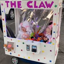 this claw machine halloween costume is