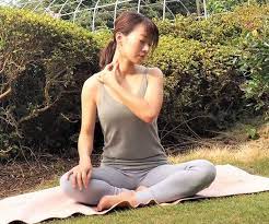 おはようございます ヨガインストラクターの高木沙織です 現在放送中のフジテレビ系ドラマ アンサング シンデレラ 病院薬剤師の処方箋 に出演中の女優 石原さとみさん 正面から見てももちろん美しいのですが 横から見たフェイ 胸鎖乳突筋 女優 背筋