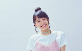 笑顔の作り方～キムチ～」が話題の17歳現役女子高生・足立佳奈が歌手デビュー | Musicman