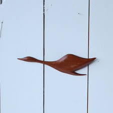 houten vogels voor aan de muur