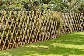 Meski terkesan tradisional, material bambu dapat dikombinasikan seperti contoh pagar dari bambu yang satu ini. 17 Gambar Model Pagar Bambu Unik Agar Rumah Tampil Natural