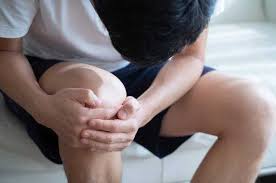 膝が腫れているときに考えられる病気とは | リペアセルクリニック東京院
