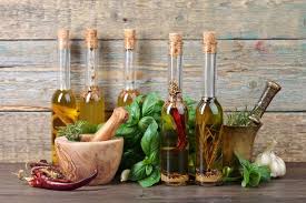 L'olio d'oliva è il re indiscusso dei condimenti della dieta mediterranea. Olio Aromatico Come Si Usa In Cucina I Segreti Per Farlo A Casa Sfizioso It