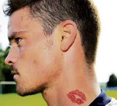 39 attractive kiss tattoos on neck
