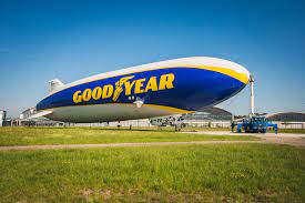 The iconic goodyear blimps that are a common sight in the skies over stadiums at sporting events in / goodyear replacing its current. Das Legendare Goodyear Luftschiff Kehrt Nach Europa Zuruck