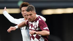 • podolski was substituted late on against austria with a calf problem, and though torsten frings played 90 minutes scans subsequently revealed he had broken a rib during the second half. Vollblut Papa Poldi Lukas Teilt Seltenes Bild Seiner Kids Promiflash De