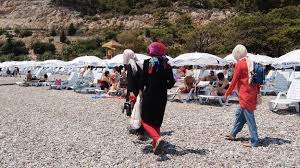 Antalya'da tatil yapmayı sevenlerin beach club'dan, beach club'ların sunduğu konfordan antalya'nın kumsalıyla ünlü lara plajı'ndaki en popüler beach club'larından biri olan mai tai, kumsalındaki ve. Turkey Sees Rise In Halal Tourism Bbc News