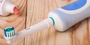 Notons ici que la fréquence de changement des brosses à dents électriques est la même que celle d'une brosse manuelle : Brosse A Dents Electrique Quelle Difference Entre Oscillo Rotatif Et Technologie Sonique Darty Vous