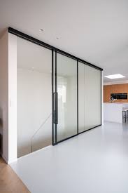 De glazen wanden zijn ontworpen om optimale transparantie te bieden in kantooromgevingen. Glazen Wanden En Scheidingswanden Door Interieurglas