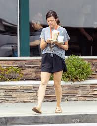 tiffani thiessen goes on coffee run