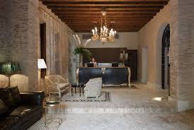 Het hotel biedt een 24 uursreceptie, een conciërge en een dakterras aan. Hotel Casa 1800 Seville Spain Review The Luxury Editor