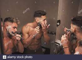 Ein paar Gay Jungs sind Rasieren zusammen in die Badezimmer zu Hause  Stockfotografie - Alamy