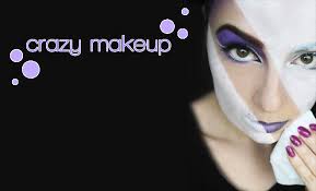 fialový crazy makeup s bílou pletí