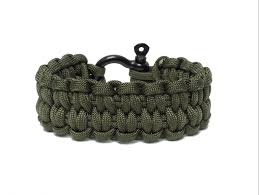 The fishtail braid is the narrowest of the paracord bracelet patterns. How To Make A Paracord Bracelet Paracord Bracelet Instructions Pdfs