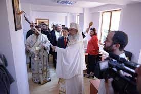 FOTOGALERIE Patriarhul Daniel sfinteste cu un trafalet noile studiouri ale radioului si televiziunii Trinitas - HotNews.ro