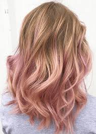 Subtle highlights of light blonde blend perfectly with this shade; 50 Irresistible Rose Gold Hair Color Looks For 2020