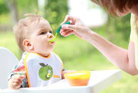 Trẻ 5 tháng tuổi ăn dặm bao nhiêu bữa một ngày là chuẩn khoa học?