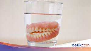 Pemasangan gigi palsu penting dilakukan, untuk menggantikan gigi yang telah lepas. Alasan Memakai Gigi Palsu Paling Banyak Karena Keropos