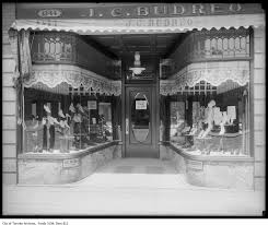 1913 window display of las and