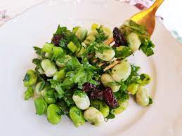 Салат из зелёных бобов с зеленью и финиками