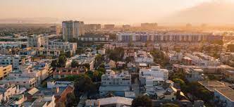 The antithesis of beverly hills, the neighborhood is home to indie stores and funky graffiti art, craft coffee, and vegan restaurants. Best Places To Live In Los Angeles For Singles City Guides Long Distance Usa Movers