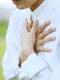 When i take a deep breath i get pain in the right side of my chest that goes to my back. Tightness In Your Chest Here S What It Could Mean Self