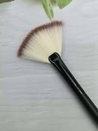 1pc multicolor fan shaped makeup brush