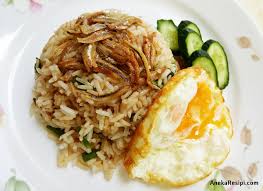 Prepare all ingredients (chop garlic and shallots, cut diced skillet chicken, beaten the egg and sprinkle with a little bit of salt). Resepi Nasi Goreng Kampung Sedap