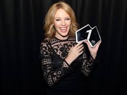 Kylie Minogue Recibe El Premio Aria 1s Por Su N 1 Con