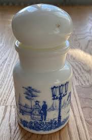 Liknar Vintage White Milk Glass