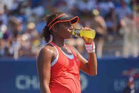 tennis players drink eat during matches